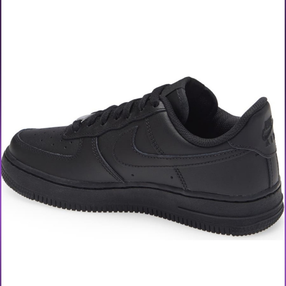 Size 8 Women’s - Nike Air Force 1 '07 Triple Black Shoes Sneakers DD8959-001 - Picture 2 of 11